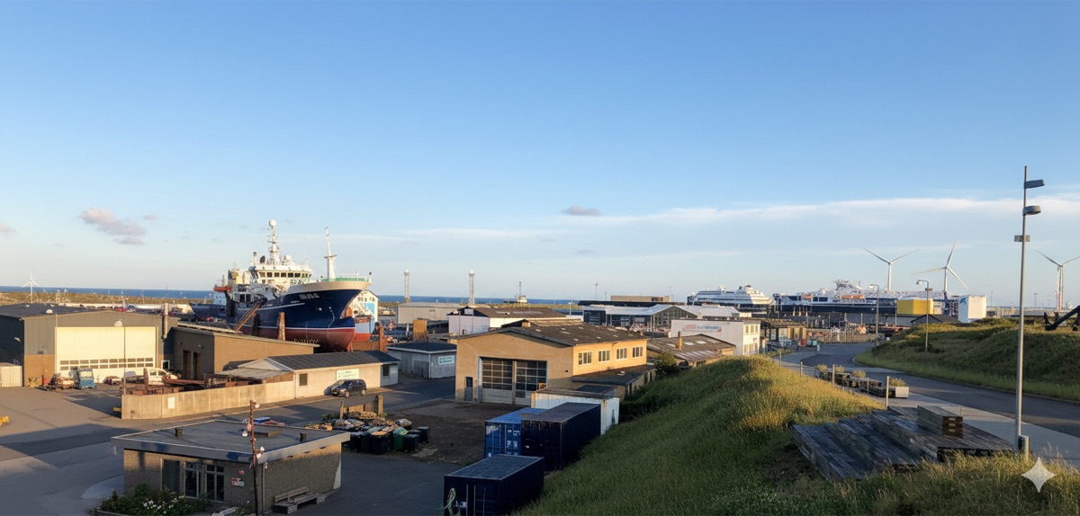 Panoramablick auf den F&auml;hrhafen Hirtshals mit Schiffen, Werftanlagen und Windkraftr&auml;dern