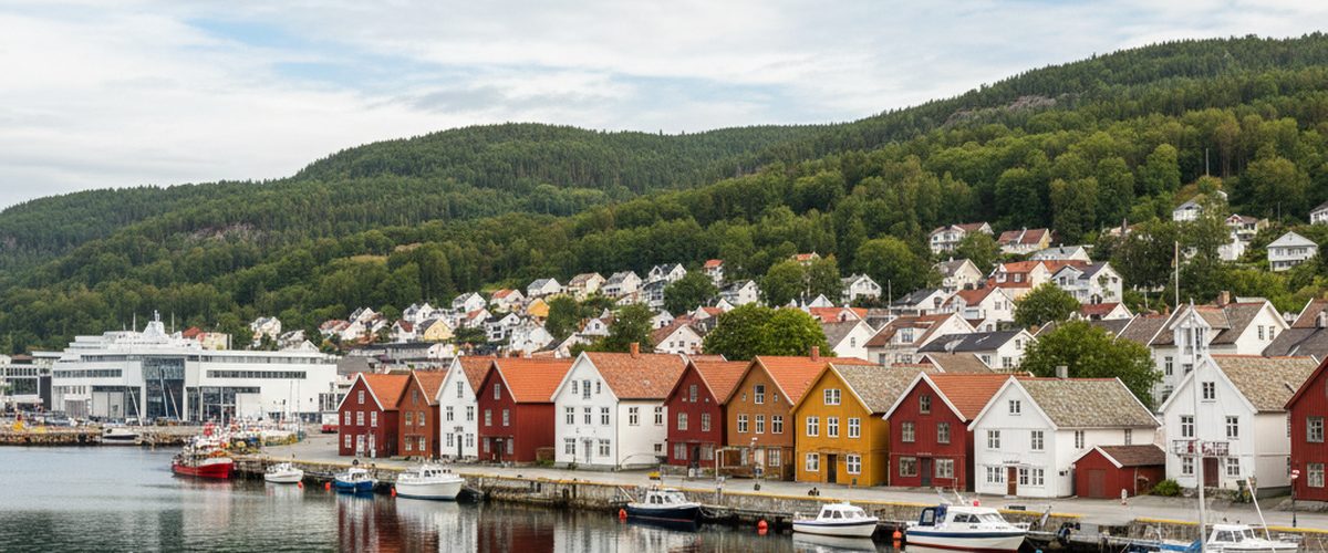 Hafen von Larvik in Norwegen mit bunten H&auml;usern und Booten